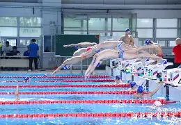 塞外雷霆队鏖战关中金雕队，游泳友谊赛险胜，核心复出即建功。韧性比赛的样板的简单介绍