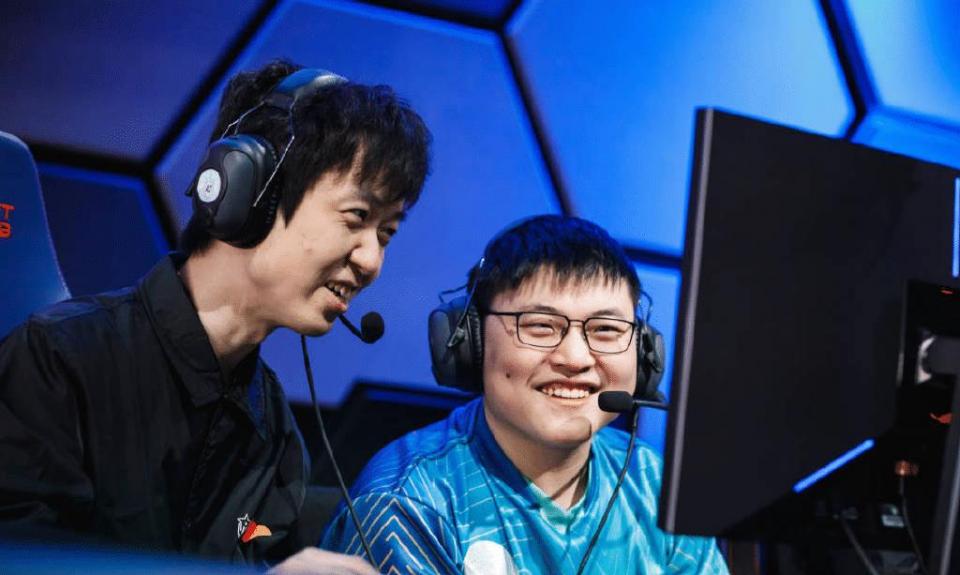 开云网址 - 全红婵与陈艺文跑步 