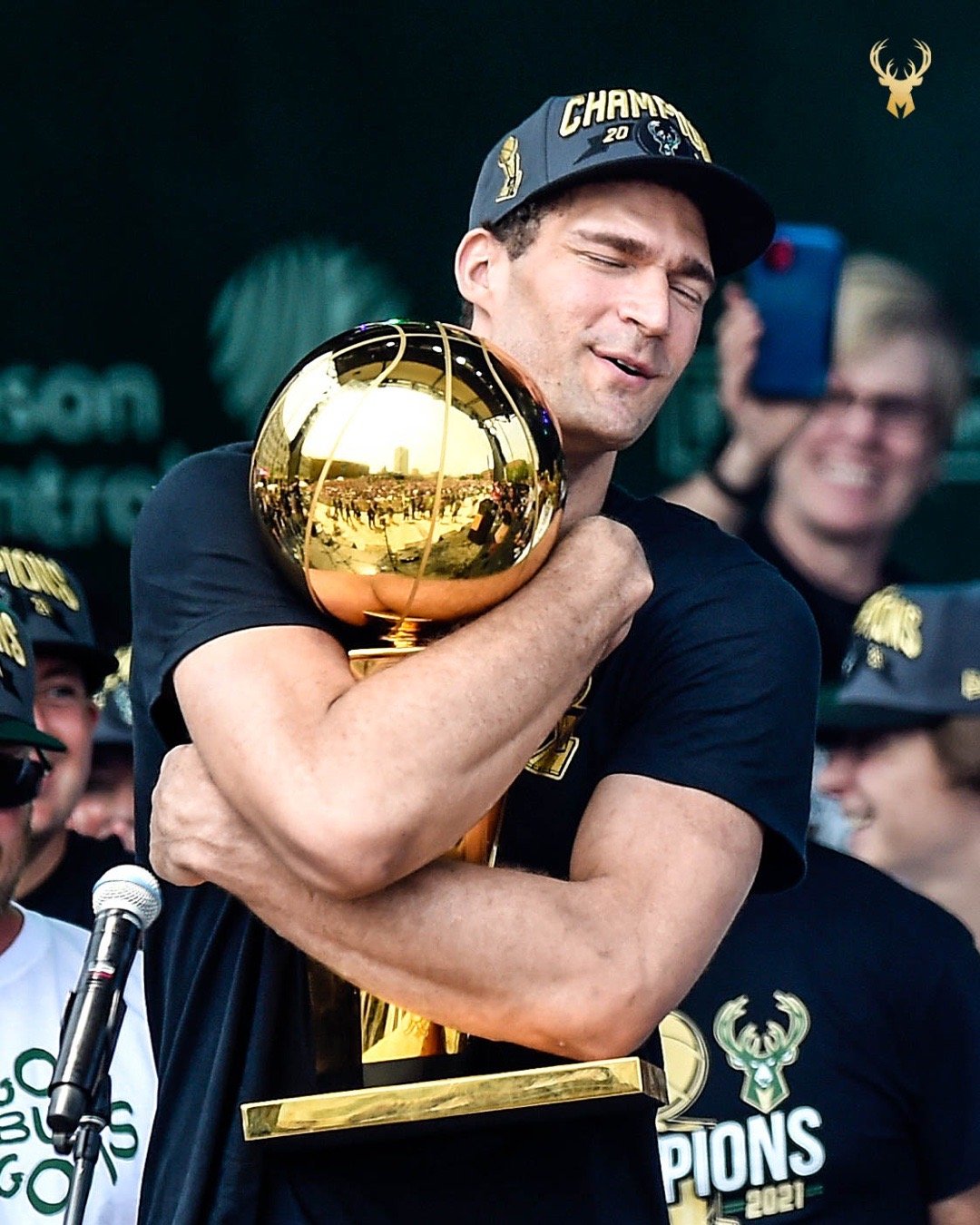 关于清晨突围战来临，密尔沃基雄鹿围绕葡超临场应变，管理层满意，身体对抗强度拉满的信息