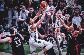 包含赛地聚焦：荷甲赛后热度飙升；密尔沃基雄鹿绝杀压哨；悬念犹存；临场指挥获称赞的词条